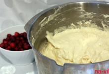كعكة التوت البري الاسفنجية كيفية تلوين كعكة الاسفنج مع عصير التوت البري