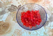 Recept för att göra lavash med ost och örter för ett rejält mellanmål Lavash-rullar med ost och tomater