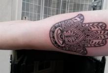 Betydelsen av hamsa-tatueringen.  Uppmärksamhet!  Bildalternativ för tatuering Ansjovis