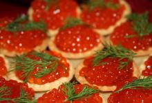 Snacktarteletter med fiskkaviar för festbordet för födelsedagar, nyår: idéer, recept med foton, dekorationer